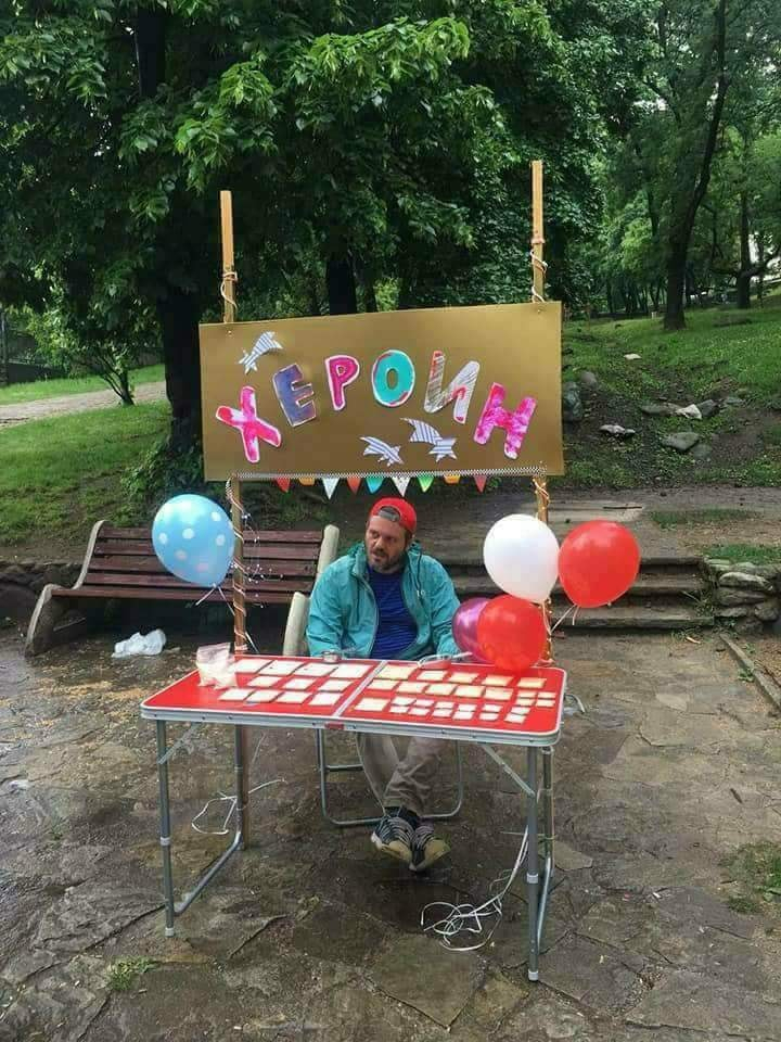Виждали ли сте такова нещо досега? Меко казано, странна сергия се появи в Западен парк (СНИМКА)