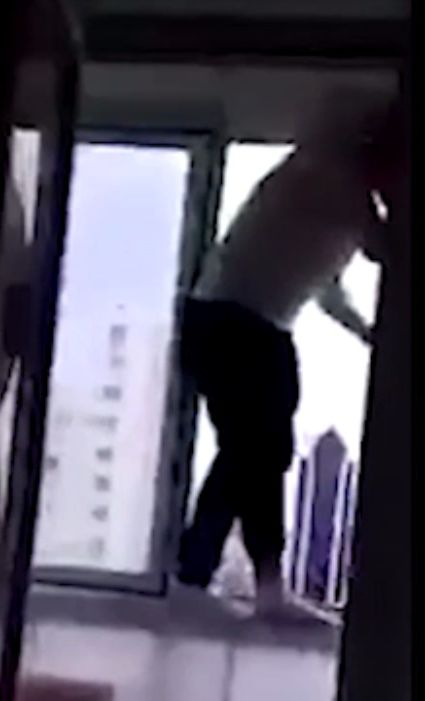 Ужасяващо ВИДЕО 18+: Пиян тийнейджър се покачи на прозореца за чист въздух, но се подхлъзна и стана най-лошото 