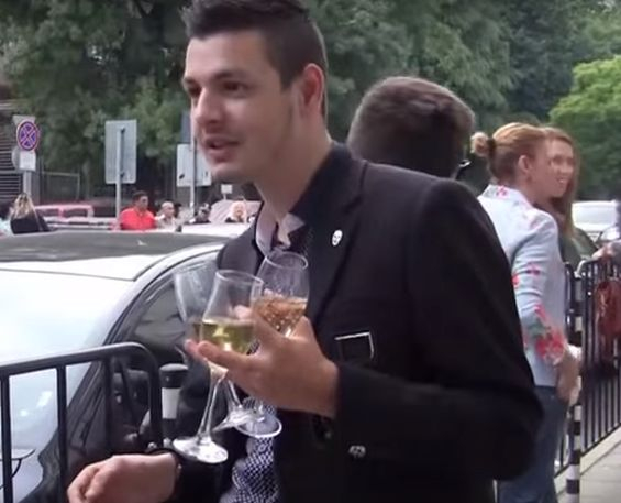 Помните ли скандалния абитуриент с костюм на "Филип Плейн" за 18 бона от Бургас? Ще се шашнете какво прави той в момента (СНИМКИ)