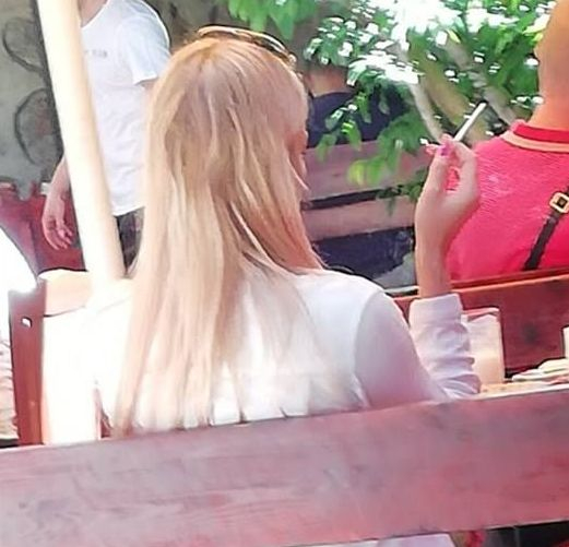 Само в БЛИЦ: Секси руса мацка втрещи столичани с това, което криеше зад гърба си (СНИМКА)