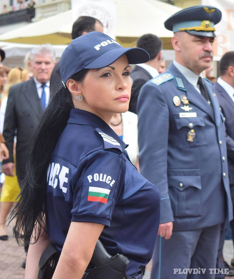 Тази побъркващо секси полицайка от Пловдив ще ви накара да извършите престъпление, за да ви арестува (СНИМКИ)