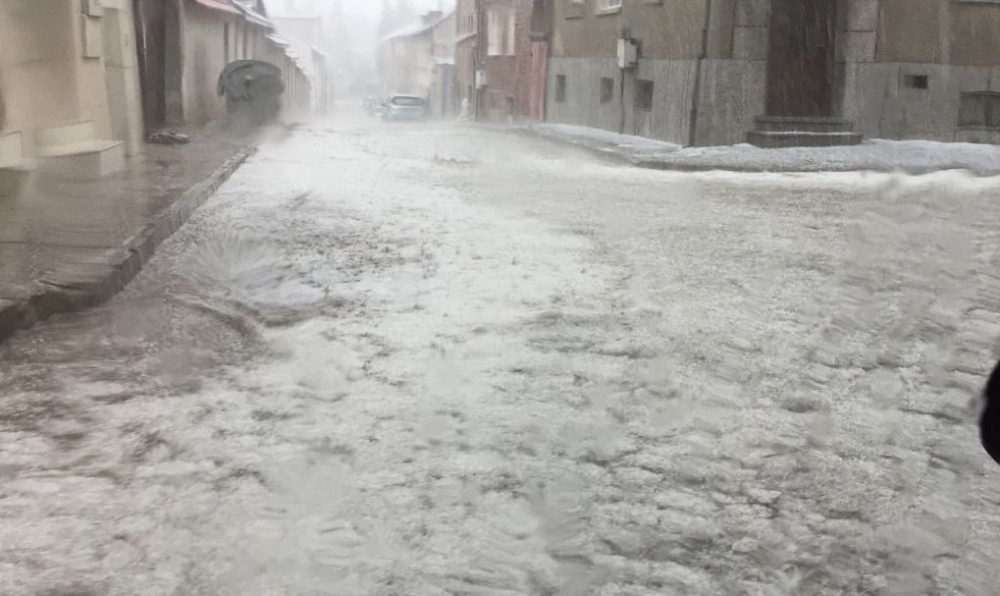 В Панагюрище се чудят и маят какво е това чудо, което се изсипа от небето днес (СНИМКИ)