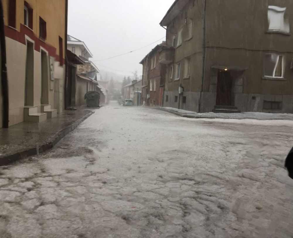 В Панагюрище се чудят и маят какво е това чудо, което се изсипа от небето днес (СНИМКИ)