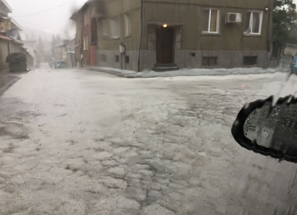 В Панагюрище се чудят и маят какво е това чудо, което се изсипа от небето днес (СНИМКИ)