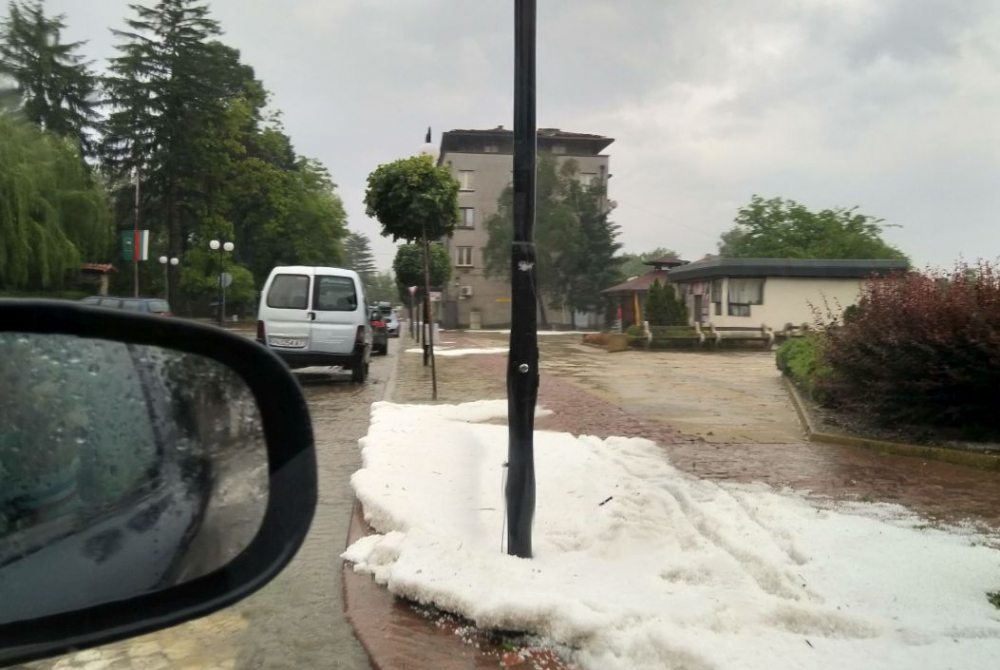 В Панагюрище се чудят и маят какво е това чудо, което се изсипа от небето днес (СНИМКИ)