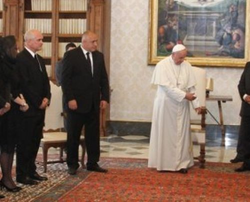 Борисов носи три уникални армагана на папата 