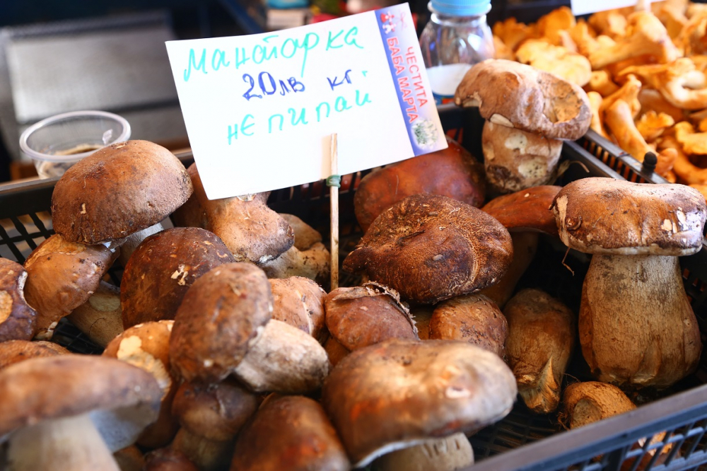 Фоторепортаж в БЛИЦ: Софиянци вече купуват манатарки и пачи крак, но цената им е като трюфели! 