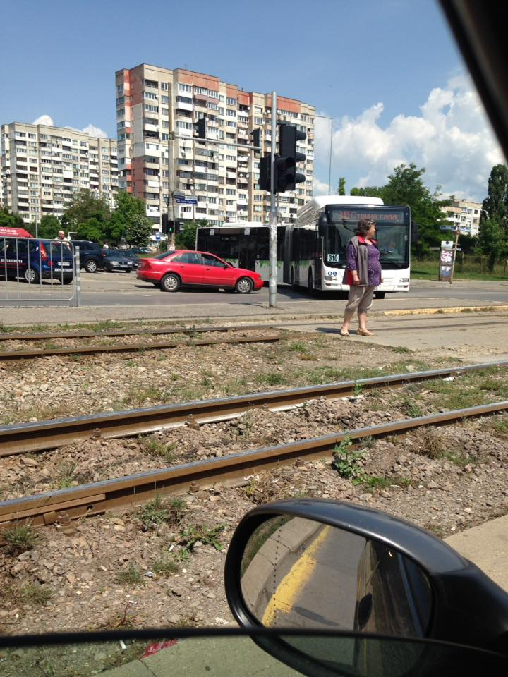 Драма в „Люлин“ с червеното Ауди, което беше влачено от трамвай (НОВИ СНИМКИ)