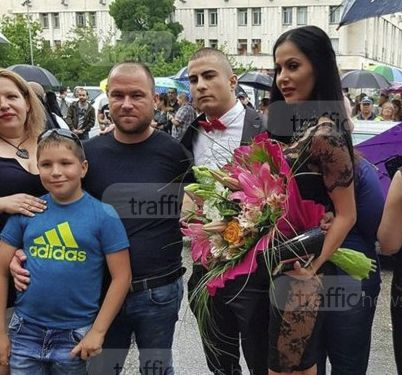 Фолк певицата Татяна изпрати сина си абитуриент в рокля, която не оставя почти нищо на въображението (СНИМКИ)