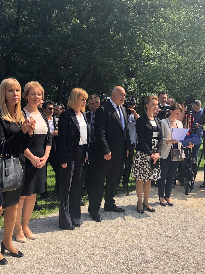 Посрещнаха с хляб и сол Борисов в загребския парк „Бундек", а той... (СНИМКИ)