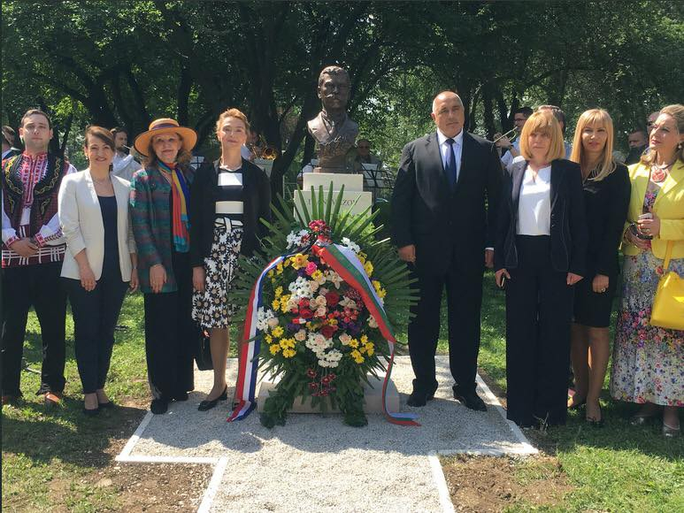 Посрещнаха с хляб и сол Борисов в загребския парк „Бундек", а той... (СНИМКИ)