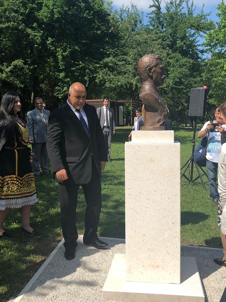 Посрещнаха с хляб и сол Борисов в загребския парк „Бундек", а той... (СНИМКИ)
