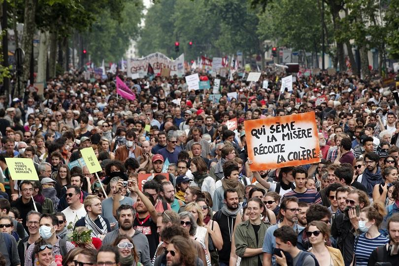 Многохилядни протести срещу политиката на Еманюел Макрон във Франция