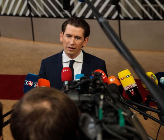 Австрийският канцлер безкомпромисен: Имигрантите да се спират още в Африка 