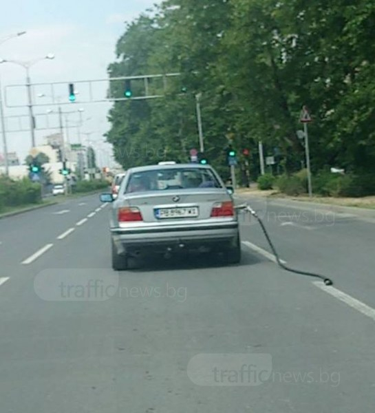 Да скъсаш... маркуча! Пловдивчанин стана за смях, след като направи това на бензиностанция (СНИМКА/ВИДЕО)