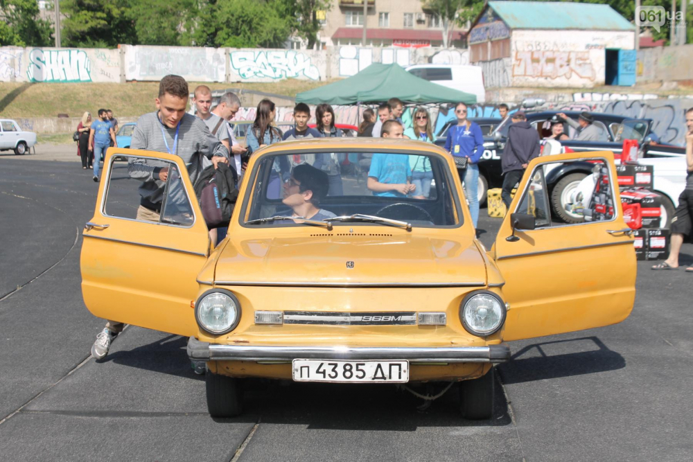 17 души в един салон: На събор на ретро автомобили бе поставен нов рекорд за "вместимост" на Запорожец (ВИДЕО)