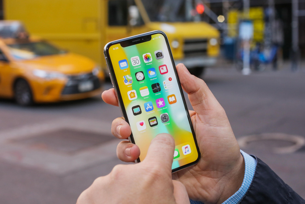 Собствениците на iPhone X си късат нервите заради мистериозна пукнатина