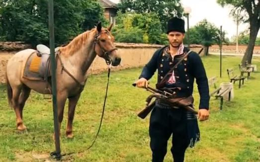 Невиждано! Илиян облече хайдушко елече, метна пушка на рамо, яхна кон и тръгна в галоп за... абитуриентския си бал (ВИДЕО)