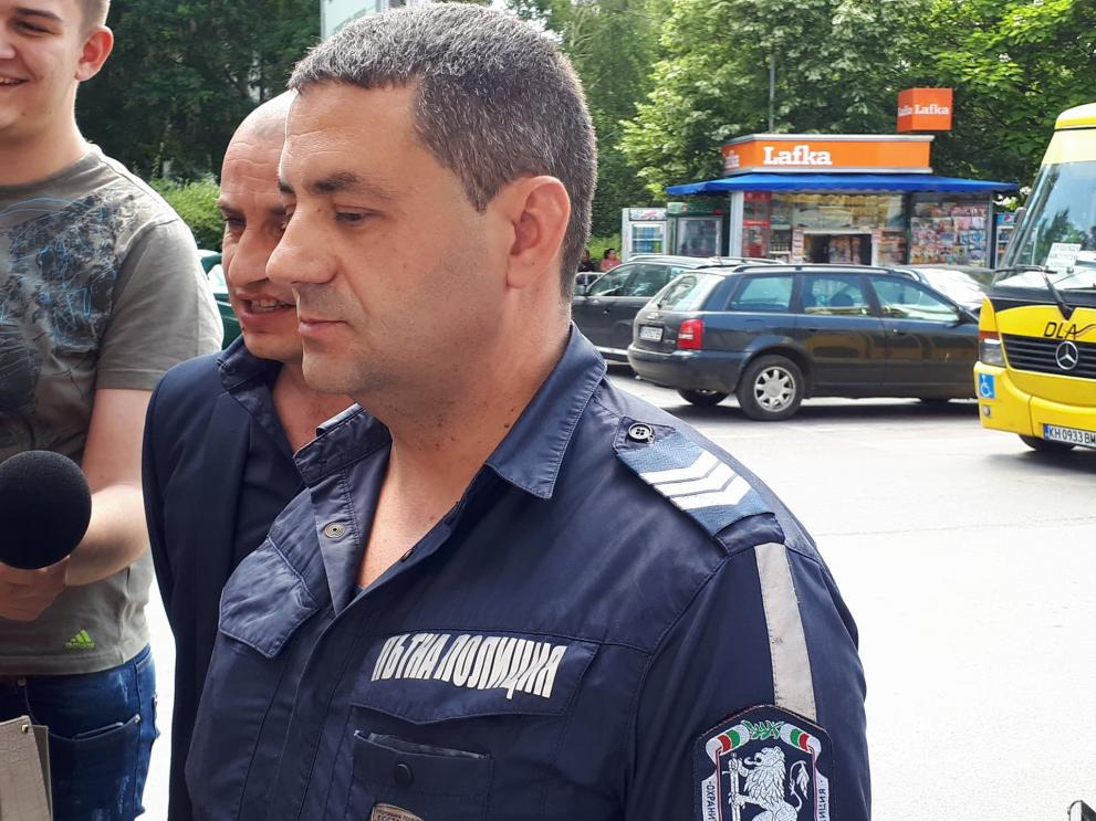 Изнервен баща на абитуриент нападна полицай (СНИМКА)