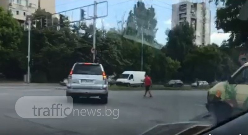 Така стават катастрофите! Джигит с джип изправи косите на пловдивчани с опасна маневра (ВИДЕО)