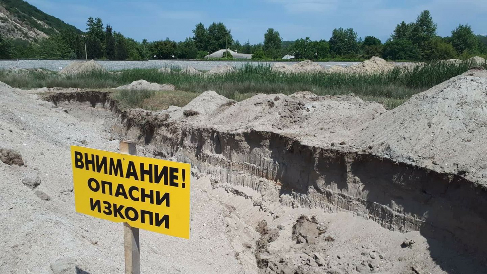 Плашат със смърт бизнесмен, който ще вдига СПА комплекс край храма на Ванга (СНИМКИ)