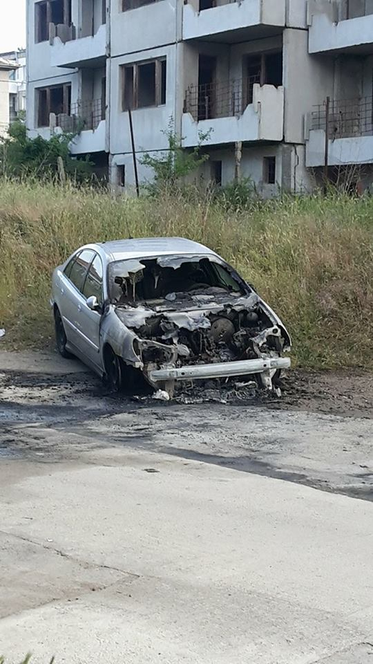Кола на бивш полицай изгоря в Сопот, изправи комшиите на нокти (СНИМКИ)