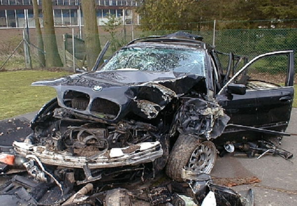 Тотална откачалка и уличен състезател заби BMW-то си за 400 бона в машина за полагане на асфалт до Поморие