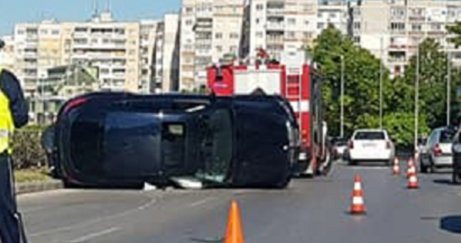 Мощен джип е преобърнат, шофьорът избягал, полицията го издирва!