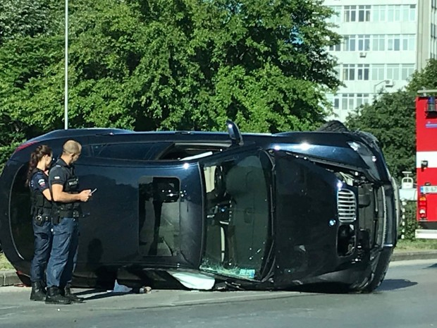 Мощен джип е преобърнат, шофьорът избягал, полицията го издирва!