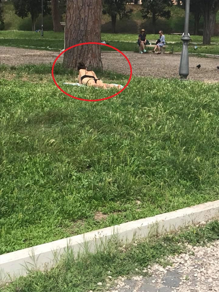 Само в БЛИЦ! Това, което направи полугола жена в столичен парк, удиви всички! СНИМКИ (18+)