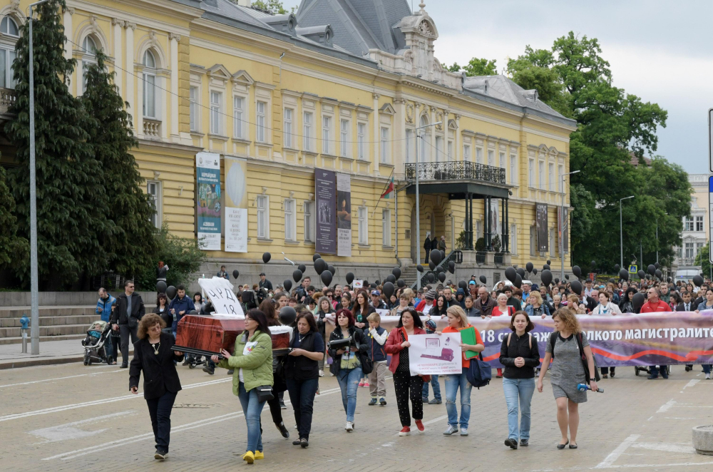 Майки на деца с увреждания разпъват военна палатка пред парламента: Ще им стоим пред очите!
