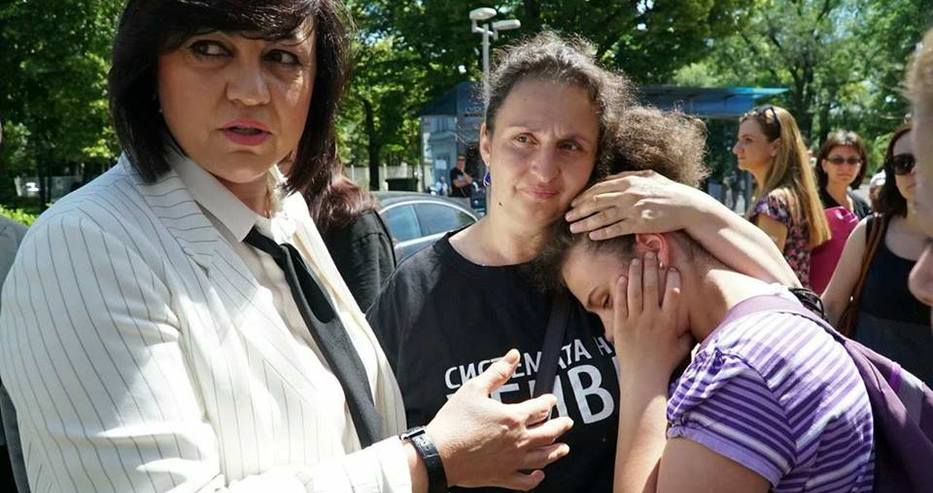 Корнелия Нинова раздаде показно пари пред парламента (СНИМКИ)