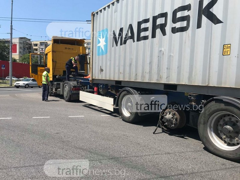 ТИР го закъса здраво в жегата в Пловдив! Чакат шофьора да… (СНИМКИ)