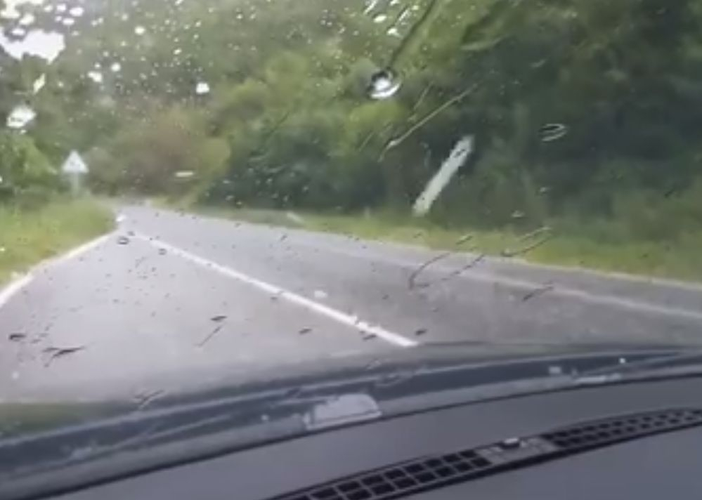 Мощна градушка се изсипа по пътя към Гоце Делчев (ВИДЕО)