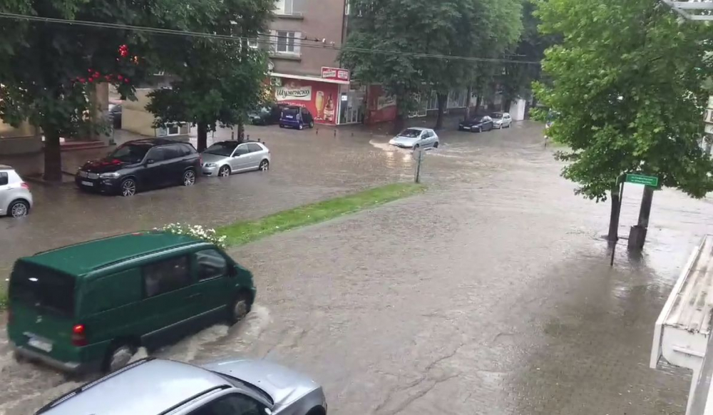 Порой наводни Стара Загора и превърна в улиците в реки (ВИДЕО)