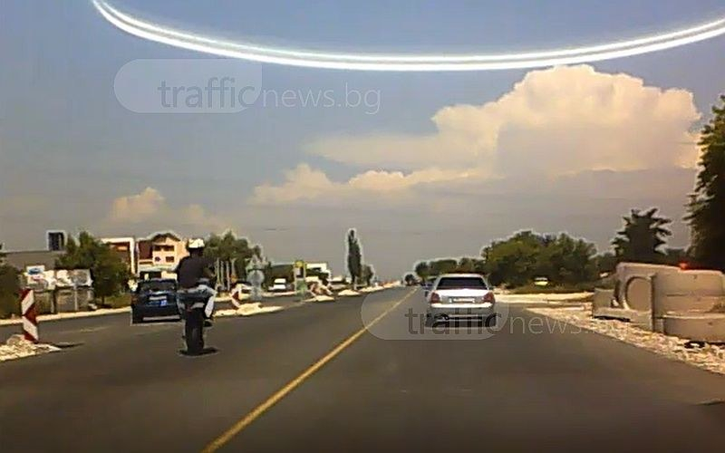 Моторист се прави на мъж и изпреварва на една гума по път убиец (ВИДЕО)