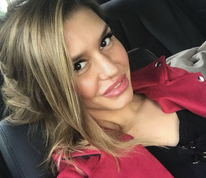 Фаталната Симона била обект на непрестанни ухажвания, едва 16-годишна станала...