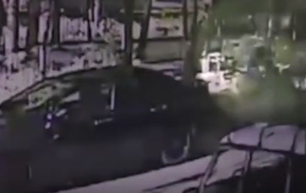 Кървава касапница в Москва: Ревнив Ромео кла приятелката си с нож насред улицата (ВИДЕО 18+)