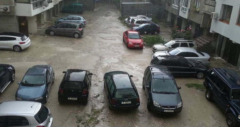 Положението във Варна е бедствено! Градът е под вода, а хората се вайкат: Не можем да излезе от домовете си (СНИМКИ/ВИДЕО)