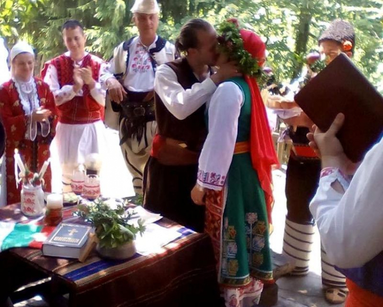 Катерина и Кристиян вдигнаха уникална сватба в Боженци, за която дълго ще се говори (СНИМКИ/ВИДЕО)