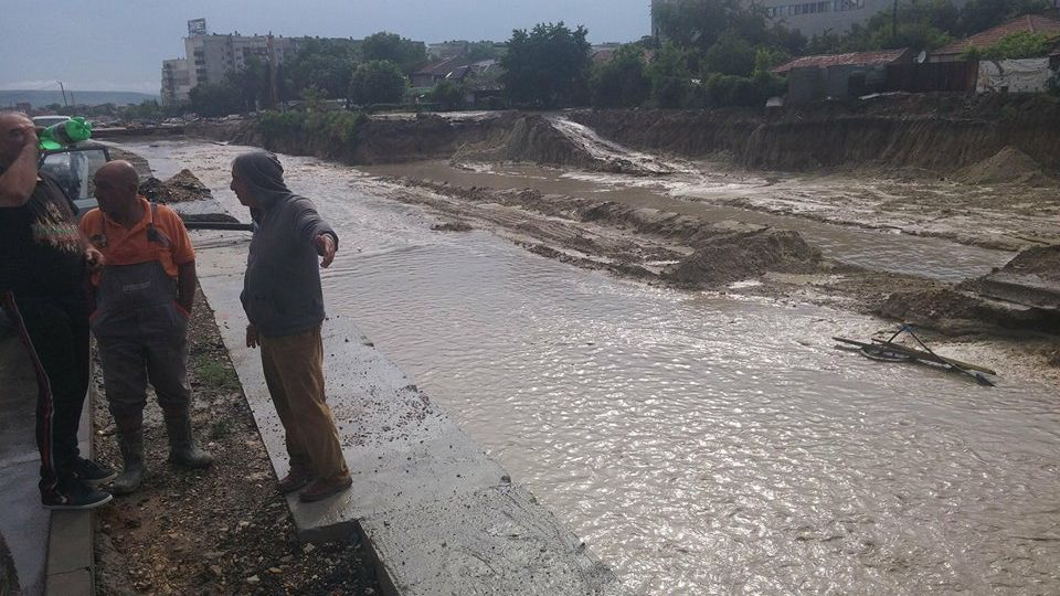 Воден апокалипсис и в Костинброд - 3 реки преляха, общината е пред бедствено положение