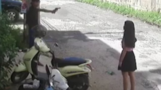 Отхвърлен мъж застреля любимата си, а след това я прегърна и.... (СНИМКИ/ВИДЕО 18+)