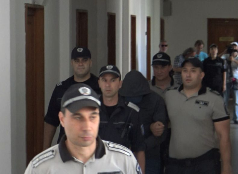 От последните минути! Доведоха в съда влюбения килър Михаил под конвой, а той...  (СНИМКИ/ВИДЕО)