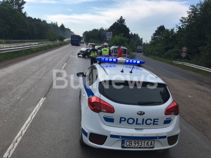 БМВ се завъртя на Е-79, натресе мантинела и служебна кола (СНИМКИ)