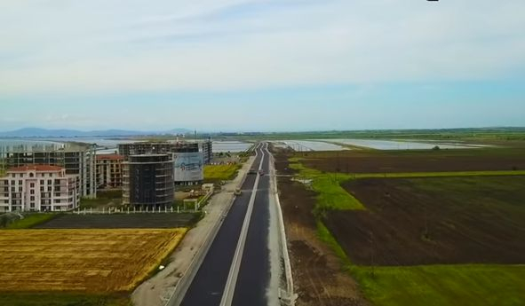 Уникално ВИДЕО с дрон показаха докъде стигна строителството на пътя, който Борисов ще тества лично