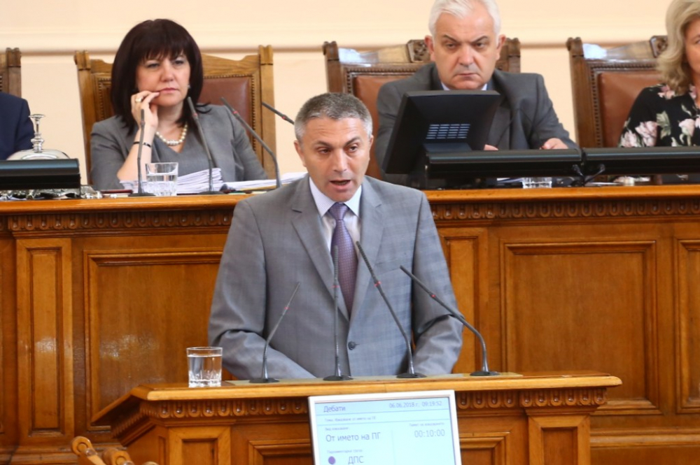 Горещи страсти в парламента: Викове "Оставка" огласиха сградата, Караянчева се видя в чудо (СНИМКИ)