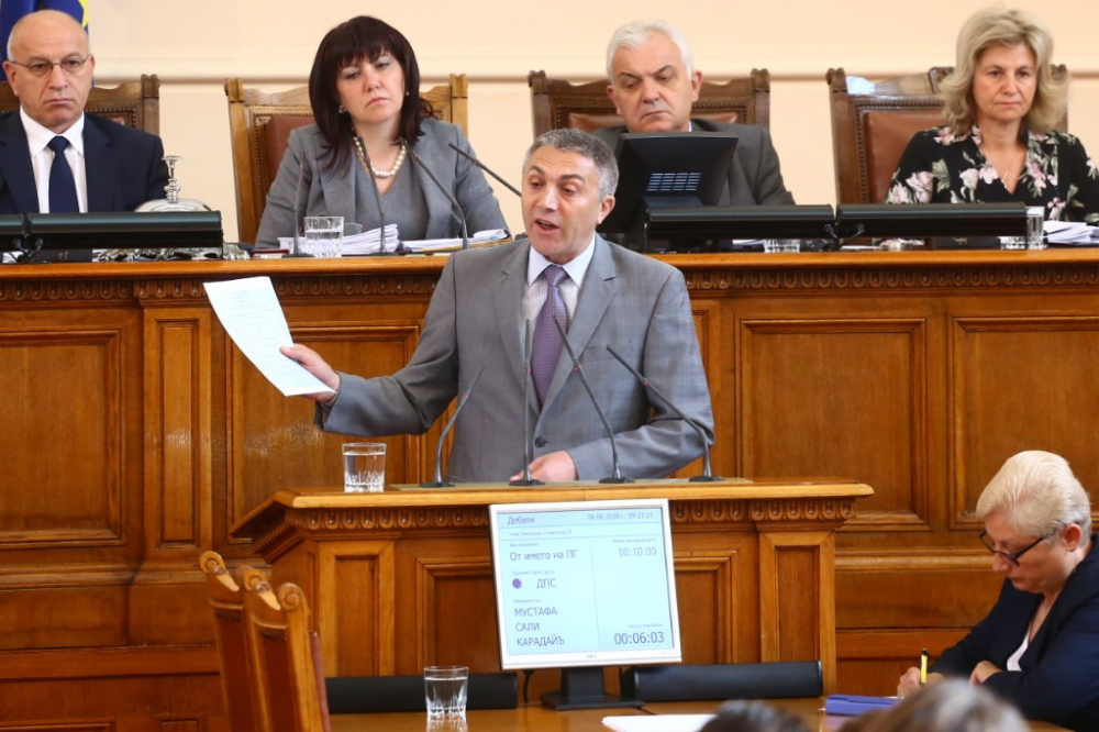 Горещи страсти в парламента: Викове "Оставка" огласиха сградата, Караянчева се видя в чудо (СНИМКИ)
