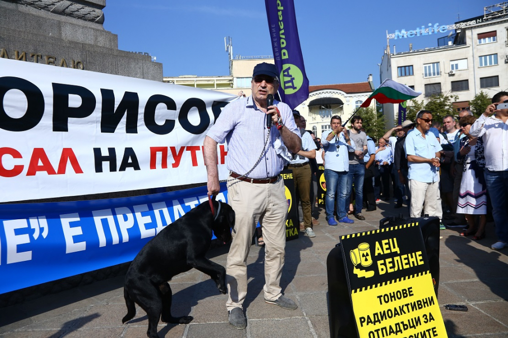 Полицаи и журналисти повече от агитката на Христо Иванов срещу АЕЦ "Белене" (СНИМКИ)