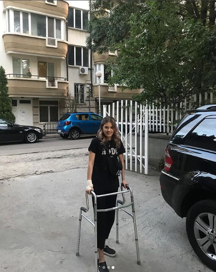 Първо в БЛИЦ! Трогателно: Красавицата Кристин едва се крепи на проходилка, но се бори да ходи (СНИМКИ/ВИДЕО)