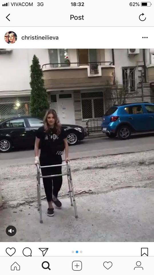 Първо в БЛИЦ! Трогателно: Красавицата Кристин едва се крепи на проходилка, но се бори да ходи (СНИМКИ/ВИДЕО)